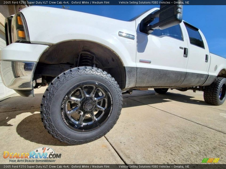 2005 Ford F250 Super Duty XLT Crew Cab 4x4 Oxford White / Medium Flint Photo #2