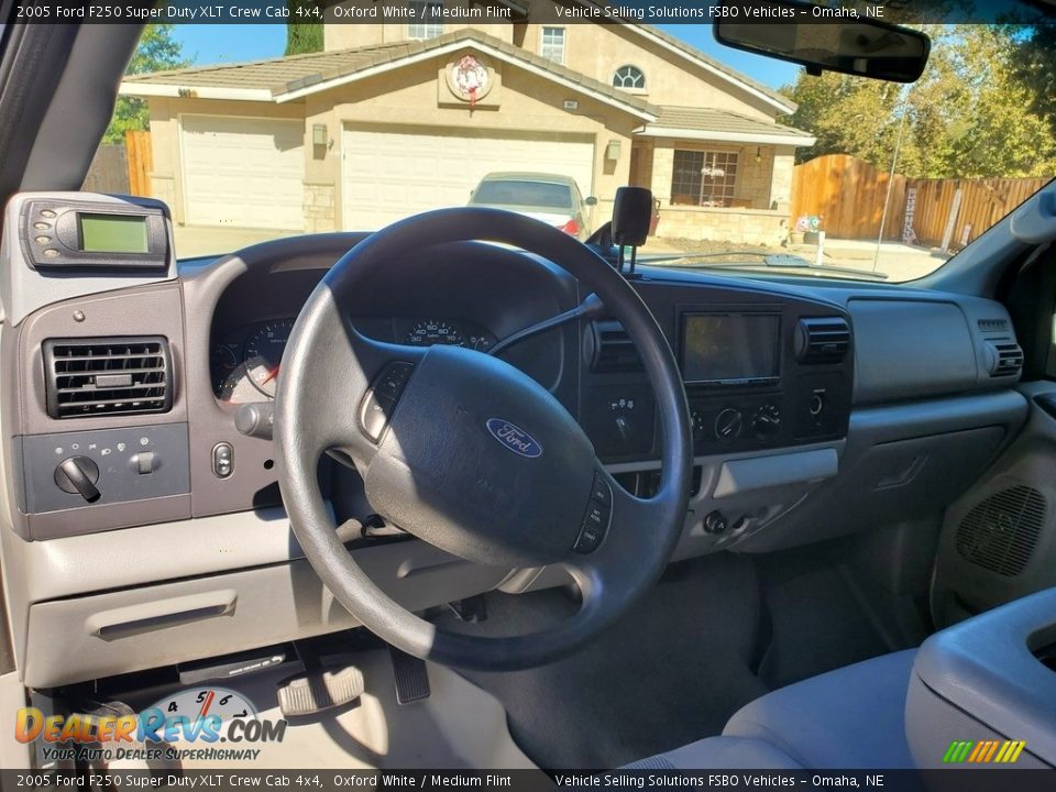 2005 Ford F250 Super Duty XLT Crew Cab 4x4 Oxford White / Medium Flint Photo #4