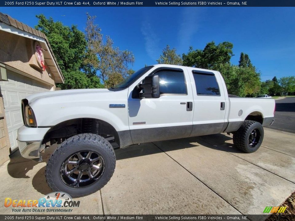 2005 Ford F250 Super Duty XLT Crew Cab 4x4 Oxford White / Medium Flint Photo #6