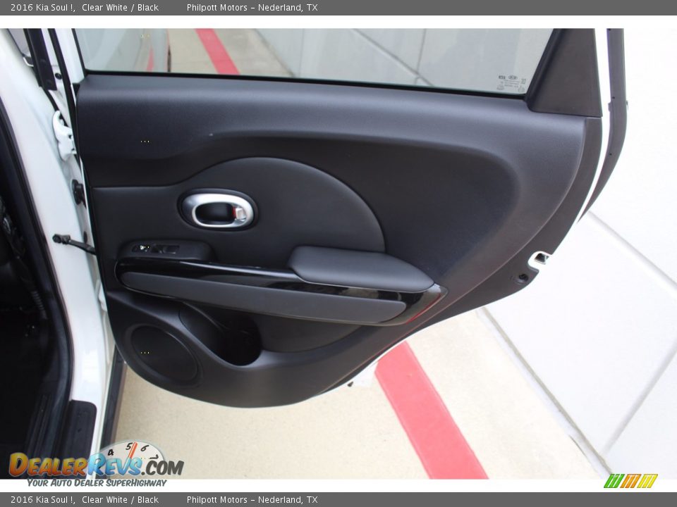 2016 Kia Soul ! Clear White / Black Photo #24