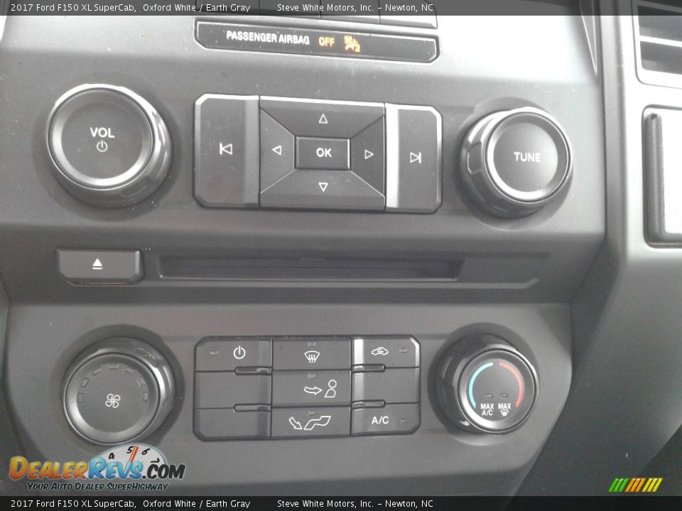 Controls of 2017 Ford F150 XL SuperCab Photo #21