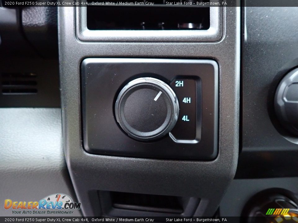 2020 Ford F250 Super Duty XL Crew Cab 4x4 Oxford White / Medium Earth Gray Photo #16