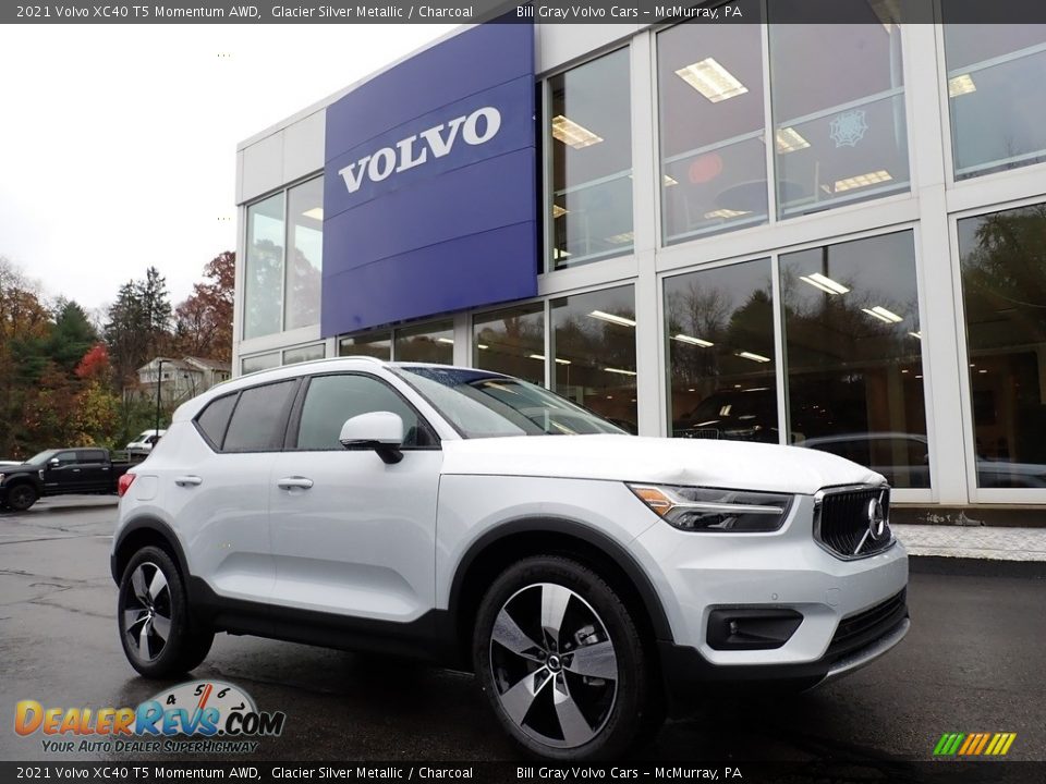Front 3/4 View of 2021 Volvo XC40 T5 Momentum AWD Photo #1
