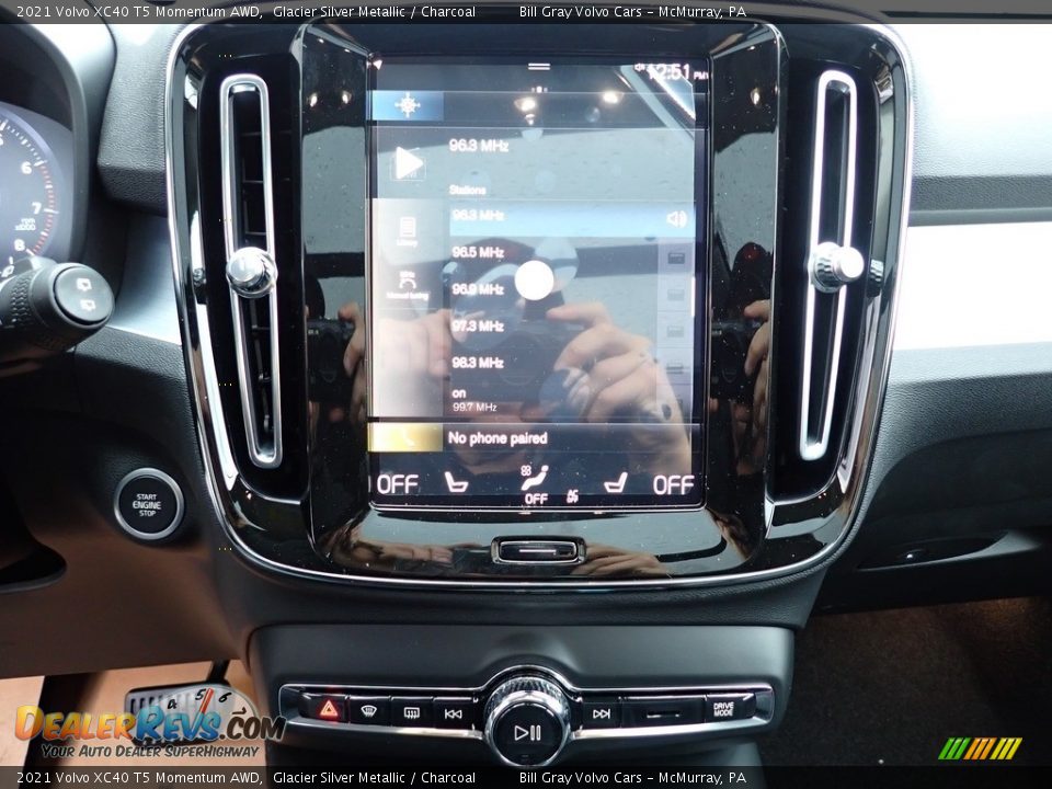 Controls of 2021 Volvo XC40 T5 Momentum AWD Photo #15