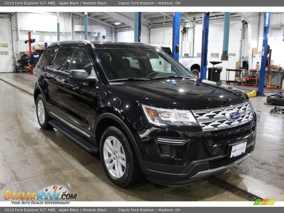 Front 3/4 View of 2019 Ford Explorer XLT 4WD Photo #3
