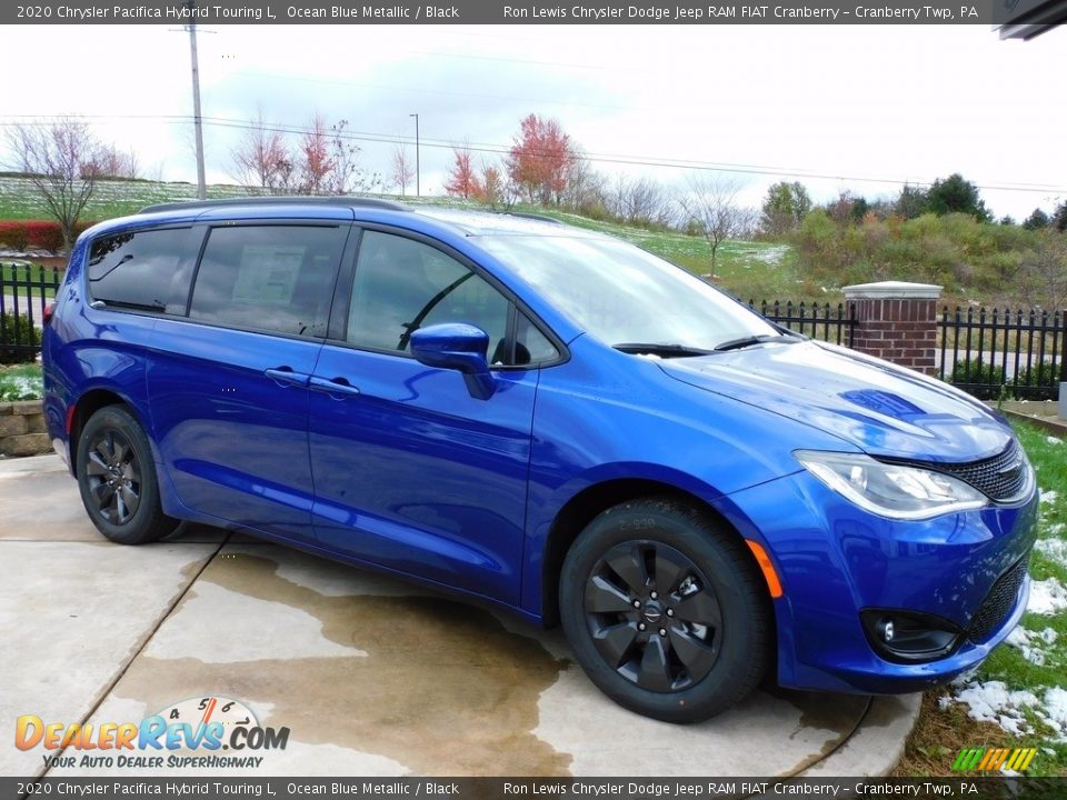 Front 3/4 View of 2020 Chrysler Pacifica Hybrid Touring L Photo #3