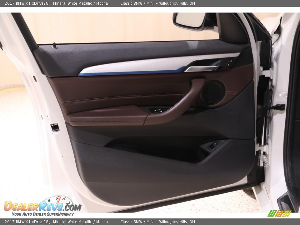 2017 BMW X1 xDrive28i Mineral White Metallic / Mocha Photo #4