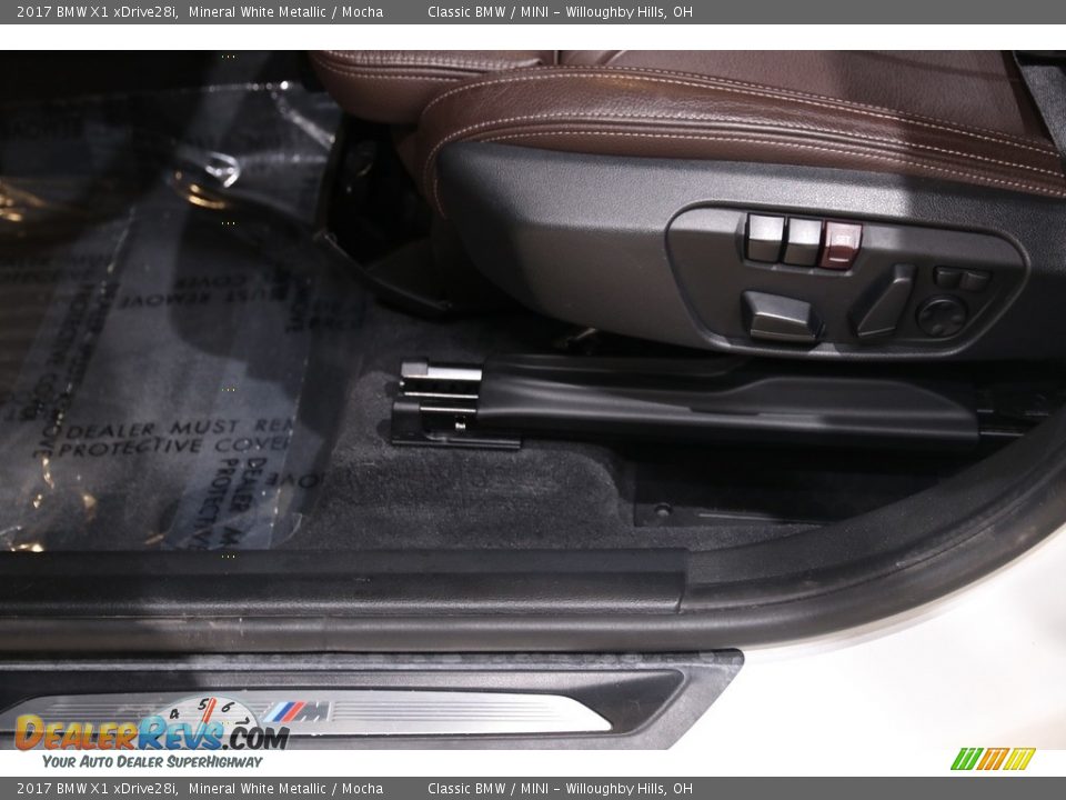 2017 BMW X1 xDrive28i Mineral White Metallic / Mocha Photo #6