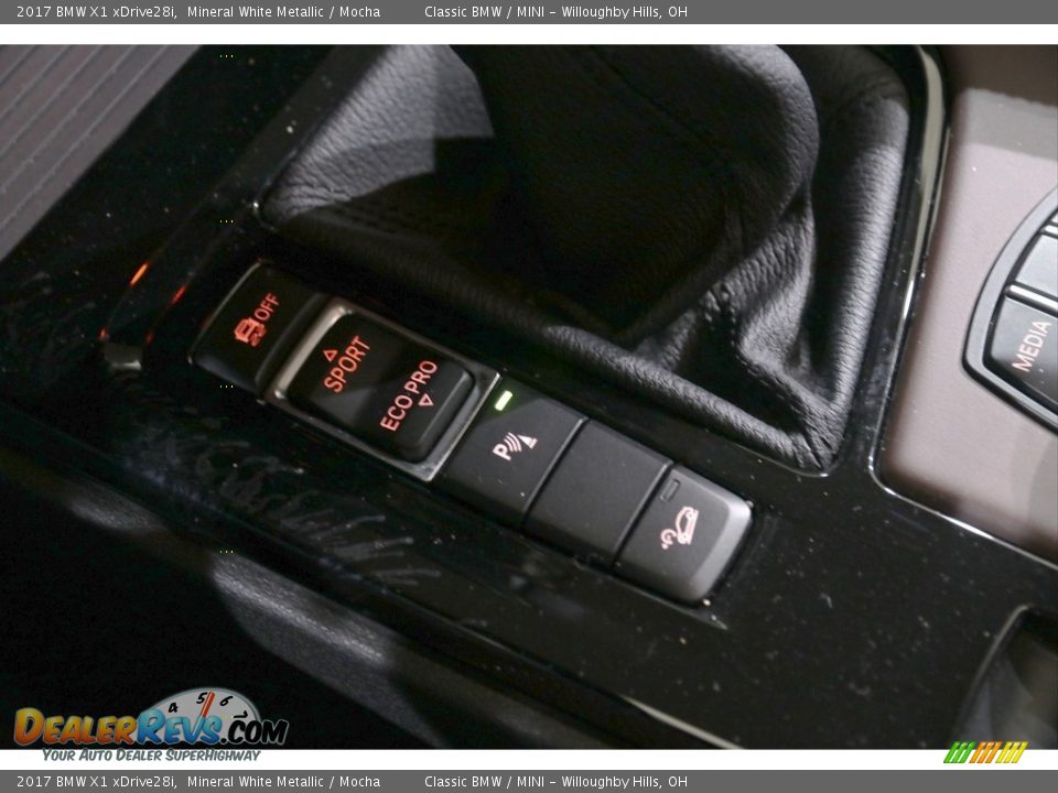 2017 BMW X1 xDrive28i Mineral White Metallic / Mocha Photo #23