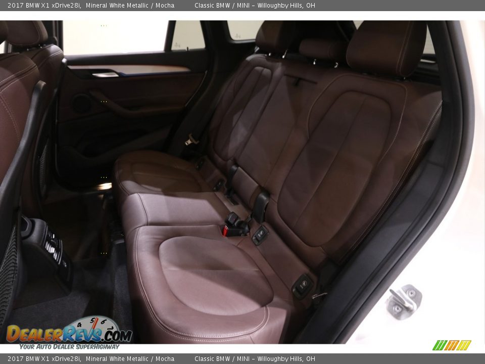 2017 BMW X1 xDrive28i Mineral White Metallic / Mocha Photo #28