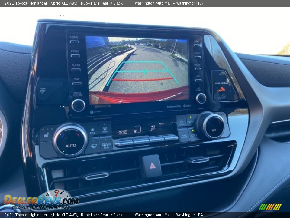 Controls of 2021 Toyota Highlander Hybrid XLE AWD Photo #9