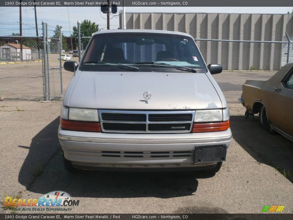1993 Dodge Grand Caravan ES Warm Silver Pearl Metallic / Red Photo #2