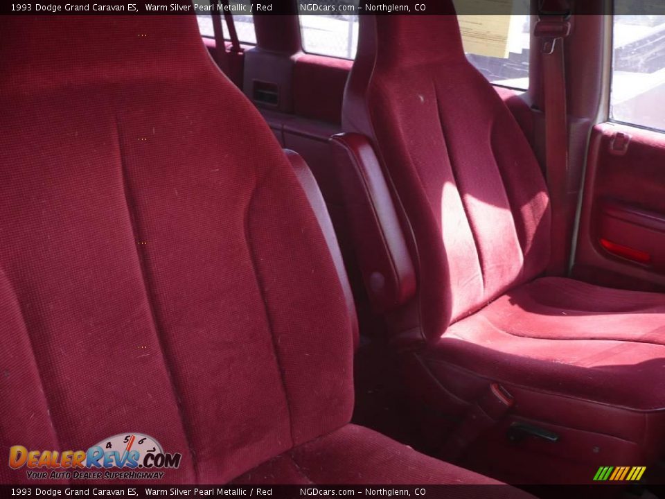 1993 Dodge Grand Caravan ES Warm Silver Pearl Metallic / Red Photo #3