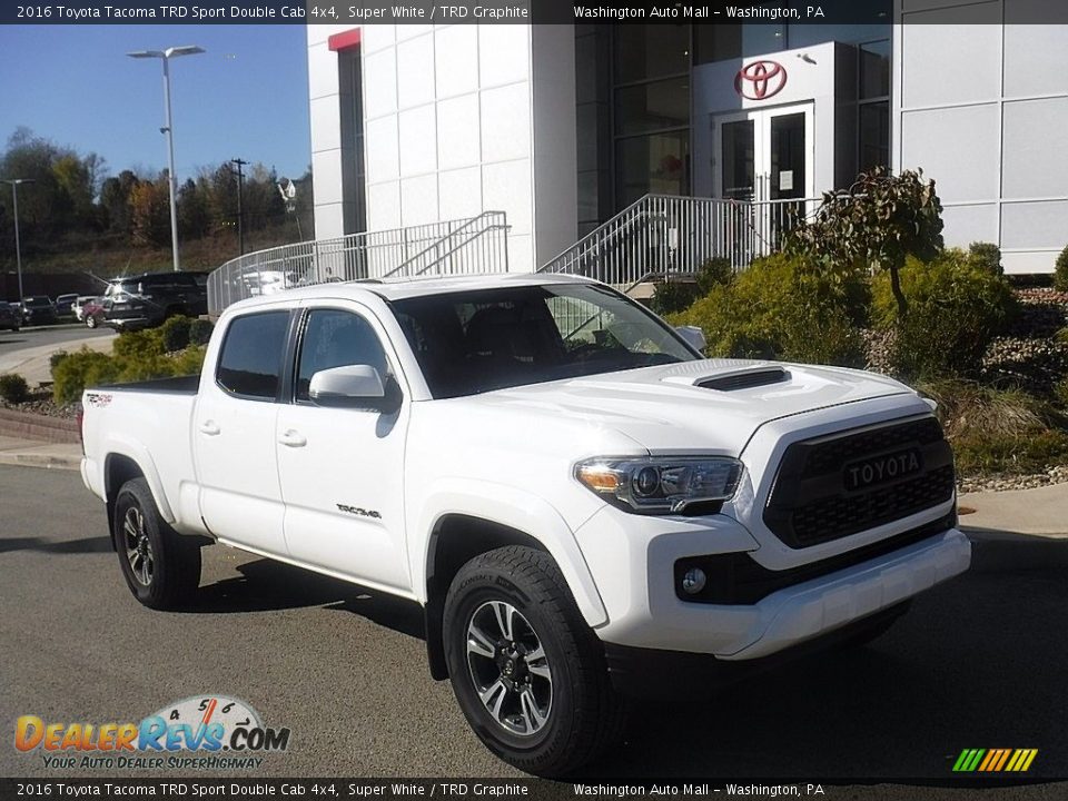 Front 3/4 View of 2016 Toyota Tacoma TRD Sport Double Cab 4x4 Photo #1