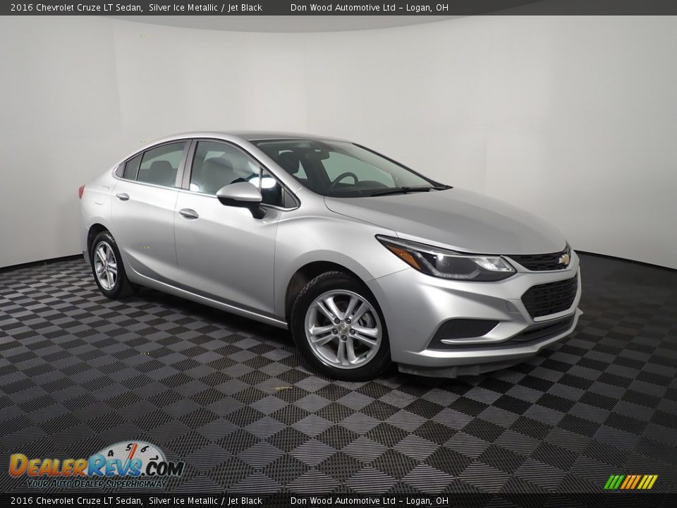 Front 3/4 View of 2016 Chevrolet Cruze LT Sedan Photo #3