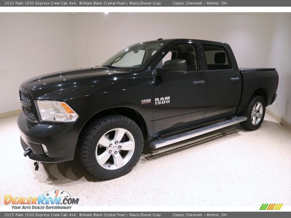 Front 3/4 View of 2015 Ram 1500 Express Crew Cab 4x4 Photo #4
