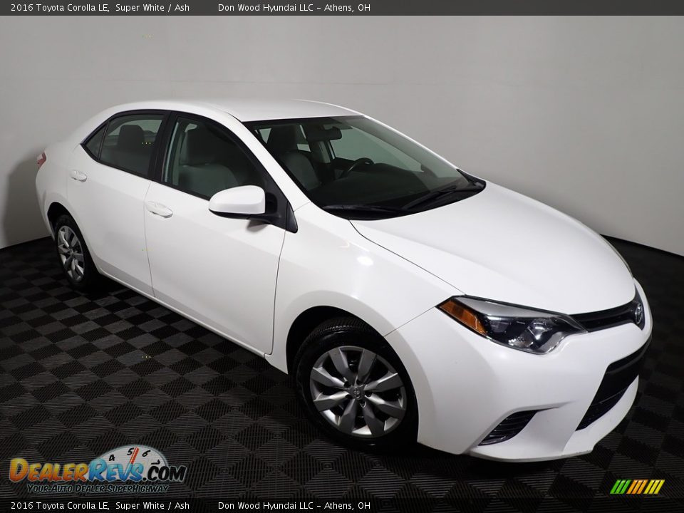 Front 3/4 View of 2016 Toyota Corolla LE Photo #2