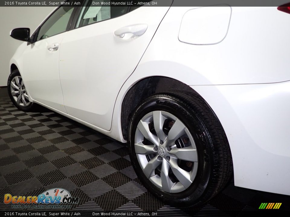 2016 Toyota Corolla LE Super White / Ash Photo #10