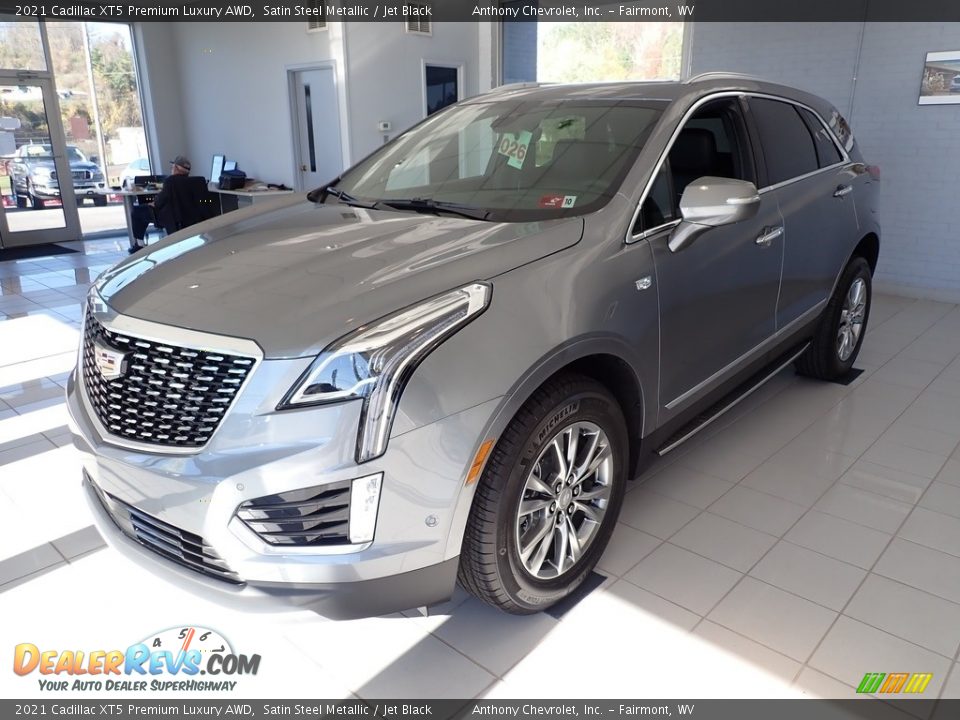 Front 3/4 View of 2021 Cadillac XT5 Premium Luxury AWD Photo #7