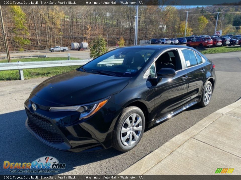 Front 3/4 View of 2021 Toyota Corolla LE Photo #12