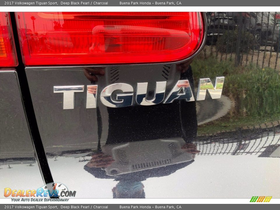 2017 Volkswagen Tiguan Sport Deep Black Pearl / Charcoal Photo #9
