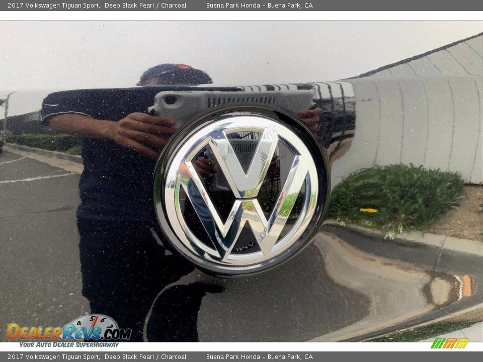 2017 Volkswagen Tiguan Sport Deep Black Pearl / Charcoal Photo #33