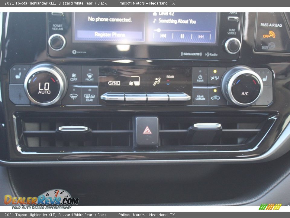 2021 Toyota Highlander XLE Blizzard White Pearl / Black Photo #16