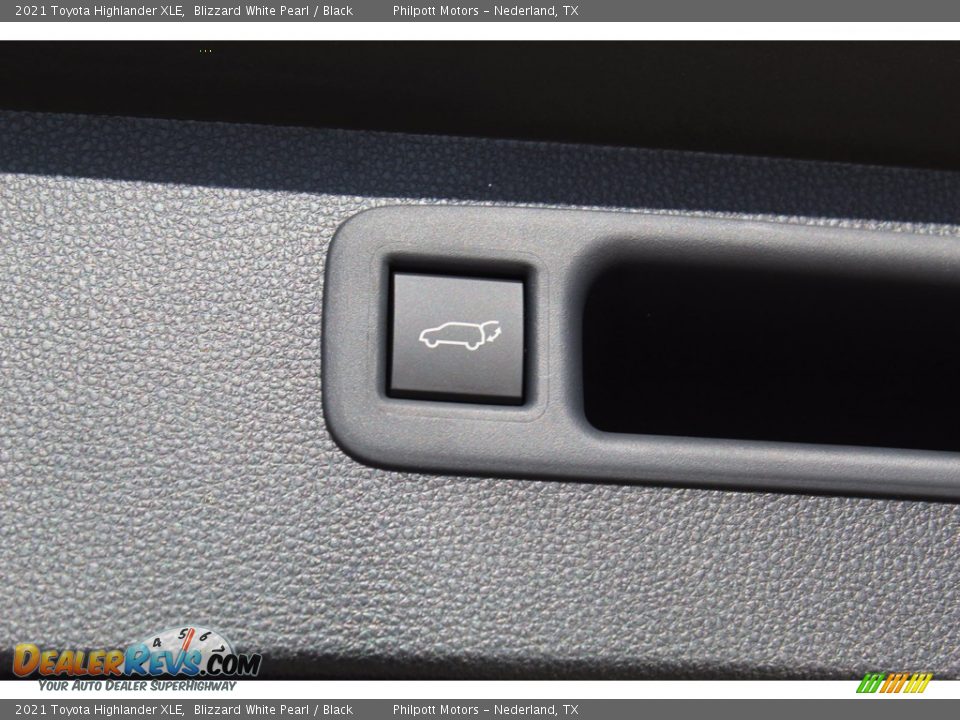 2021 Toyota Highlander XLE Blizzard White Pearl / Black Photo #24