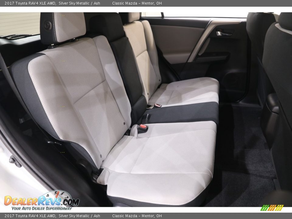 2017 Toyota RAV4 XLE AWD Silver Sky Metallic / Ash Photo #14