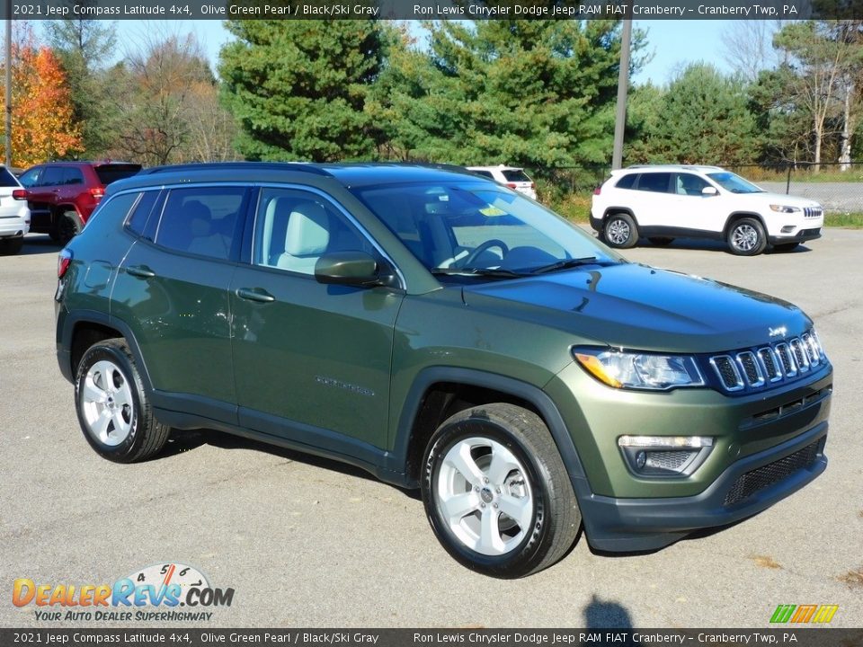 Front 3/4 View of 2021 Jeep Compass Latitude 4x4 Photo #3