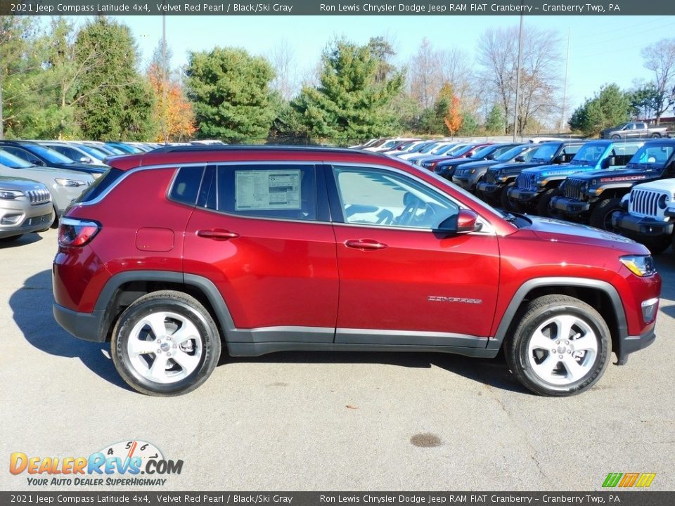 2021 Jeep Compass Latitude 4x4 Velvet Red Pearl / Black/Ski Gray Photo #4