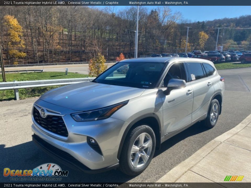 Front 3/4 View of 2021 Toyota Highlander Hybrid LE AWD Photo #12