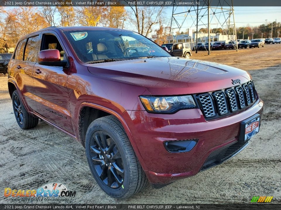 Front 3/4 View of 2021 Jeep Grand Cherokee Laredo 4x4 Photo #1