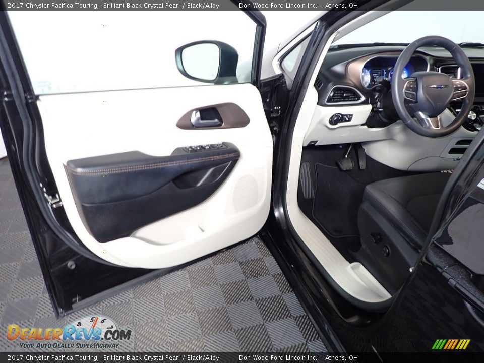 2017 Chrysler Pacifica Touring Brilliant Black Crystal Pearl / Black/Alloy Photo #18