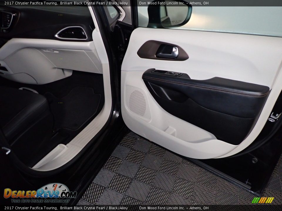 2017 Chrysler Pacifica Touring Brilliant Black Crystal Pearl / Black/Alloy Photo #25