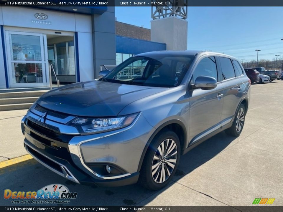 Front 3/4 View of 2019 Mitsubishi Outlander SE Photo #1