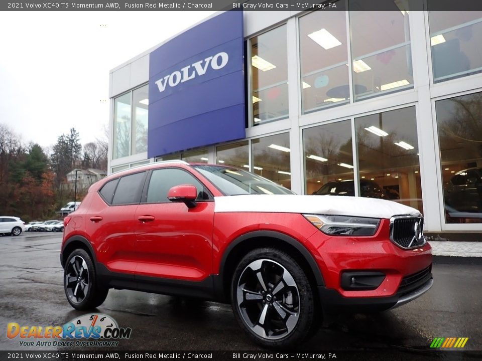 Front 3/4 View of 2021 Volvo XC40 T5 Momentum AWD Photo #1