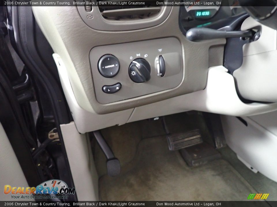 2006 Chrysler Town & Country Touring Brilliant Black / Dark Khaki/Light Graystone Photo #19