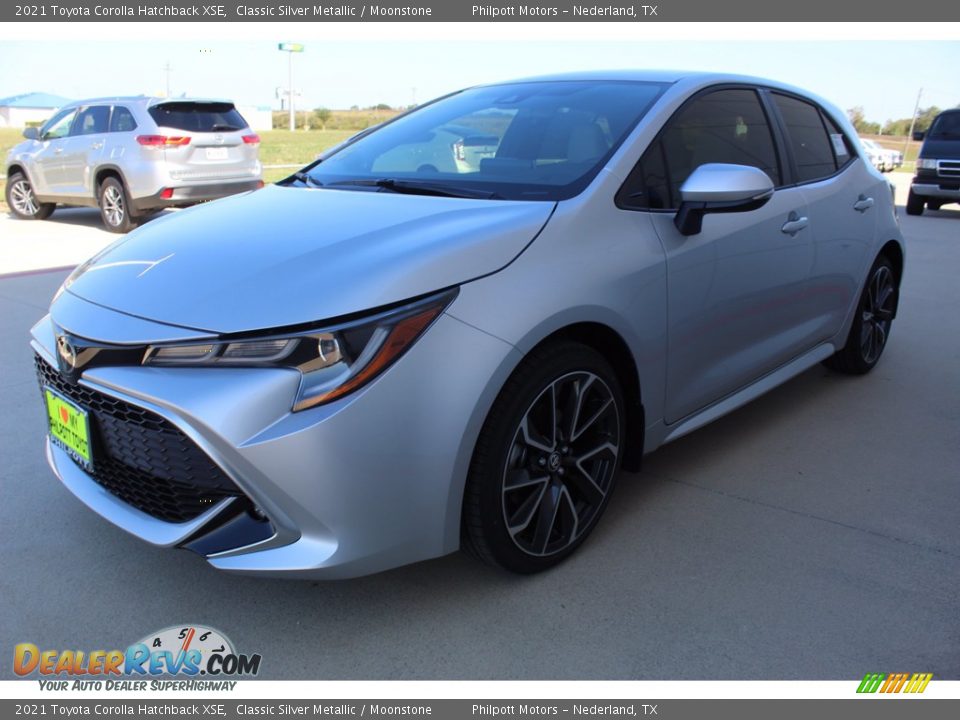 Front 3/4 View of 2021 Toyota Corolla Hatchback XSE Photo #4