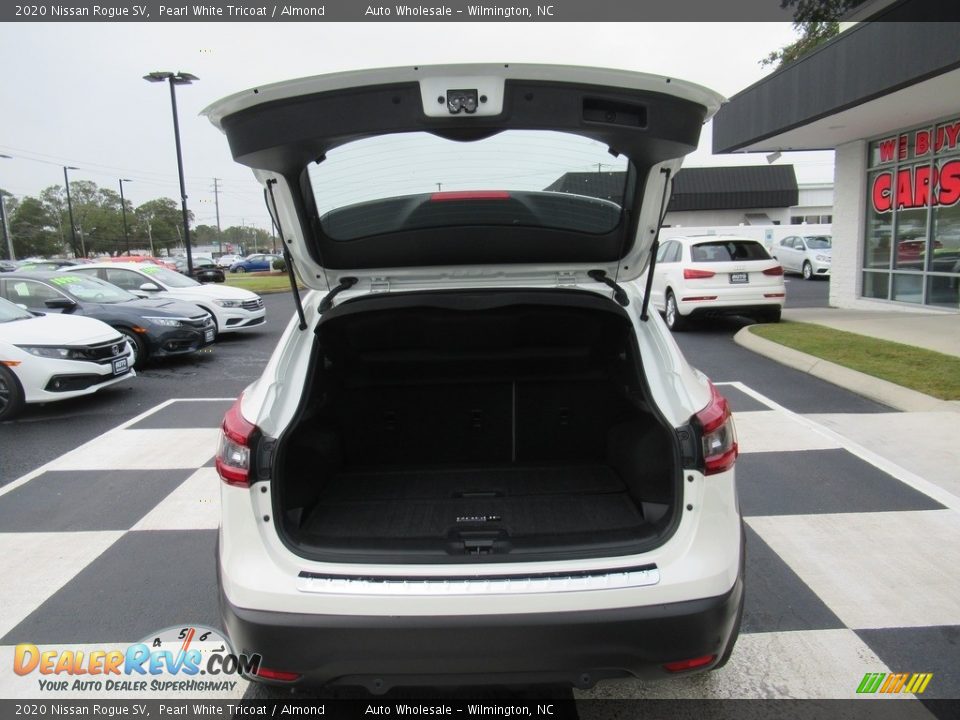 2020 Nissan Rogue SV Pearl White Tricoat / Almond Photo #5