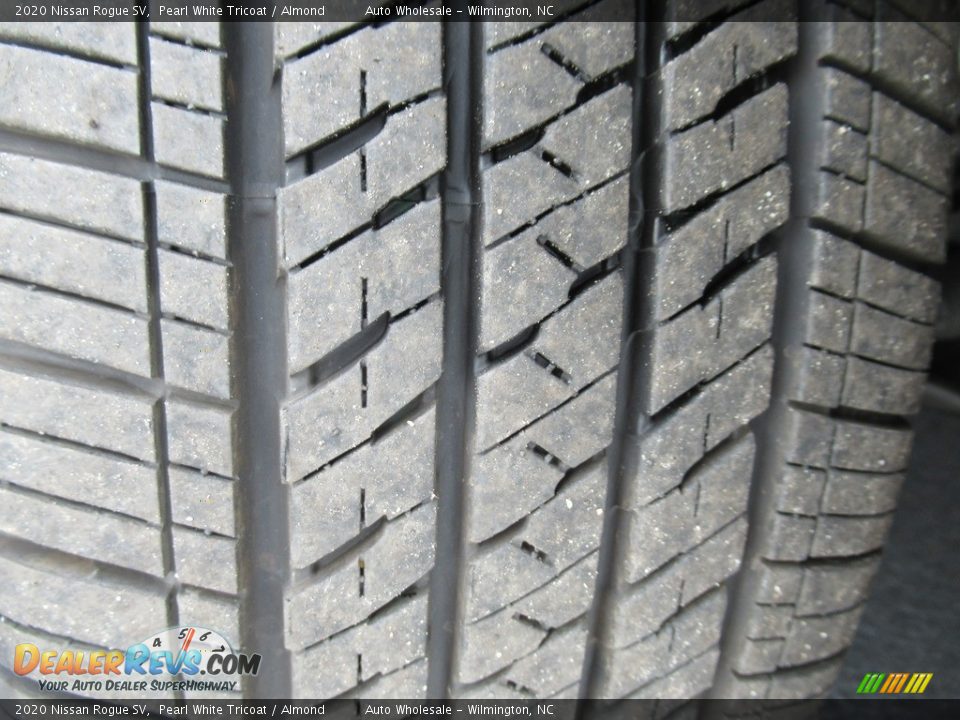 2020 Nissan Rogue SV Pearl White Tricoat / Almond Photo #10