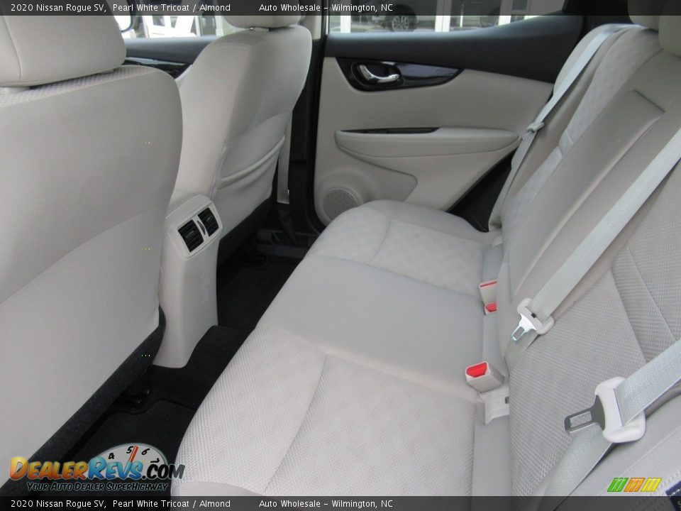 2020 Nissan Rogue SV Pearl White Tricoat / Almond Photo #12