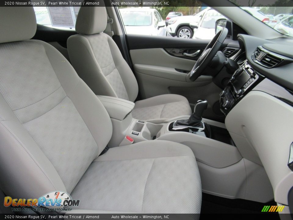 2020 Nissan Rogue SV Pearl White Tricoat / Almond Photo #13