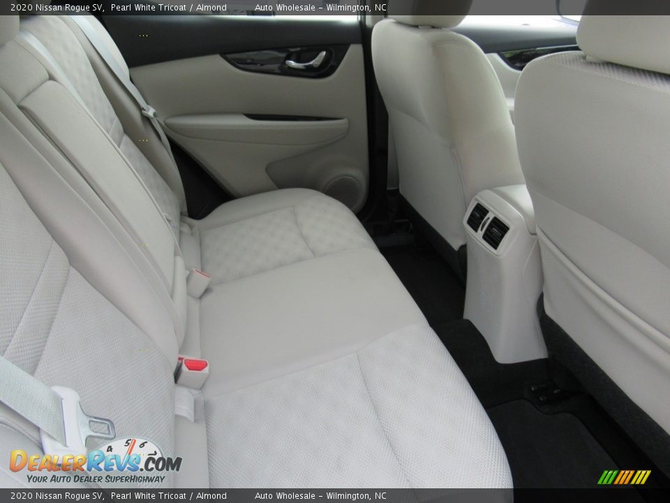 2020 Nissan Rogue SV Pearl White Tricoat / Almond Photo #14