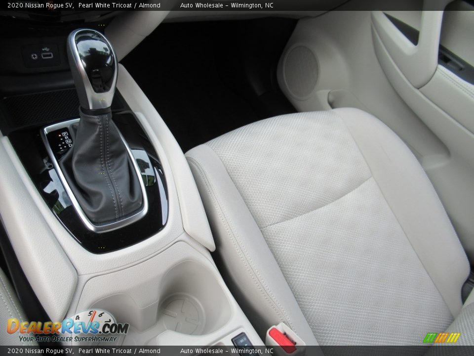 2020 Nissan Rogue SV Pearl White Tricoat / Almond Photo #19