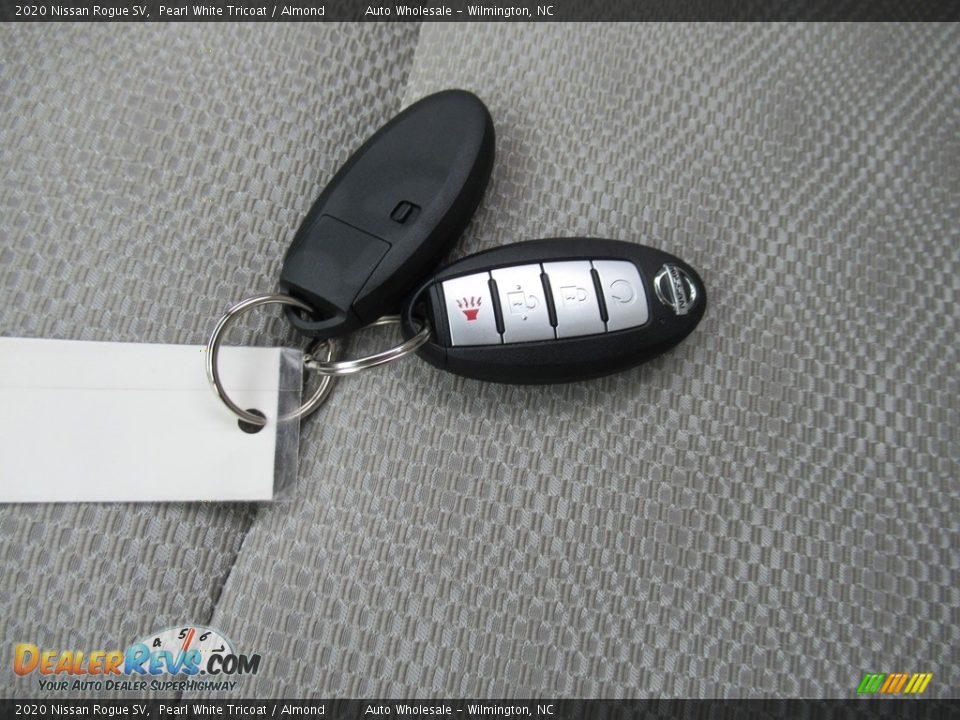 2020 Nissan Rogue SV Pearl White Tricoat / Almond Photo #20