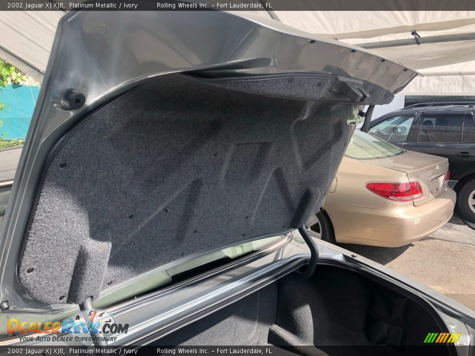 2002 Jaguar XJ XJ8 Platinum Metallic / Ivory Photo #12