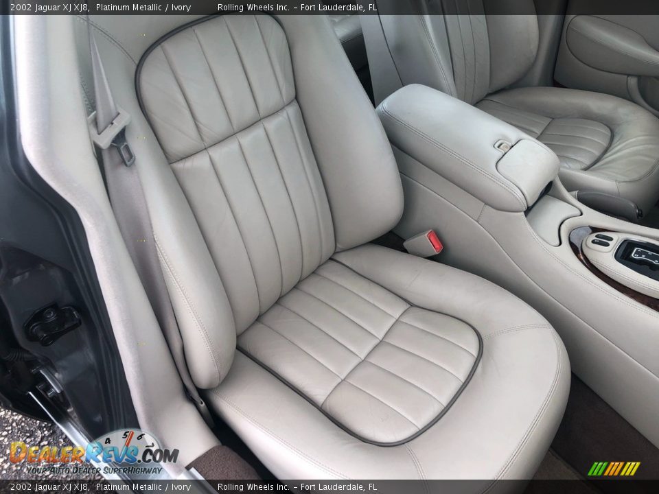 2002 Jaguar XJ XJ8 Platinum Metallic / Ivory Photo #16