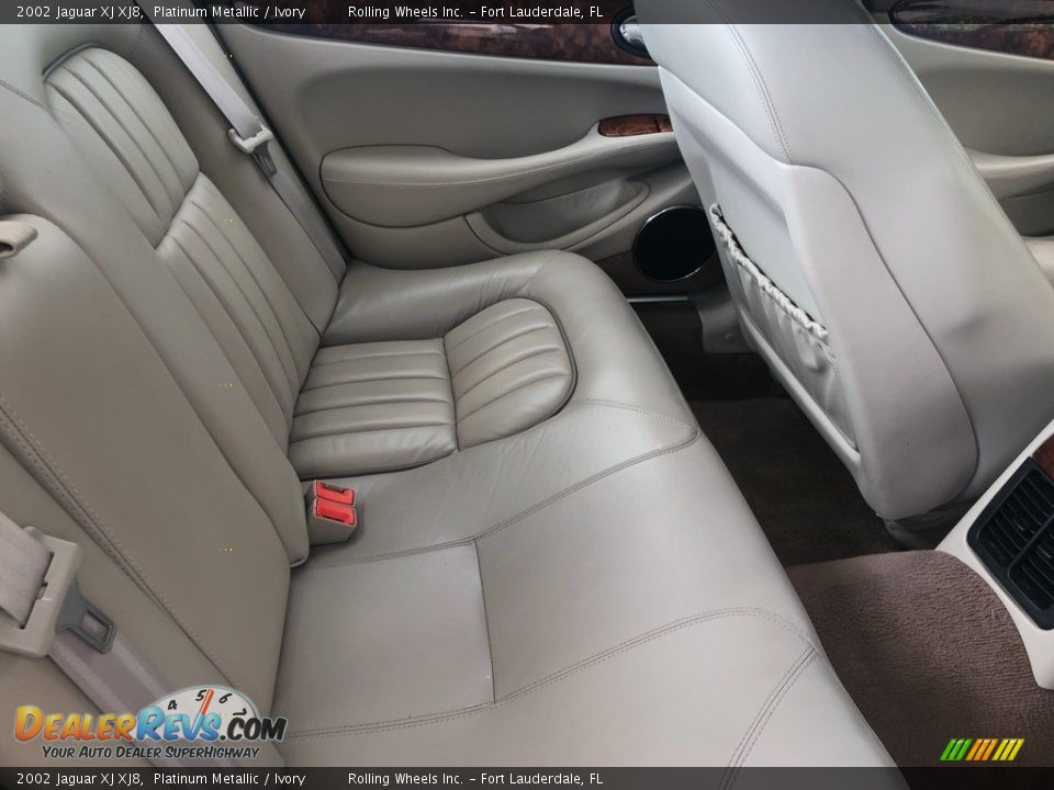 2002 Jaguar XJ XJ8 Platinum Metallic / Ivory Photo #17