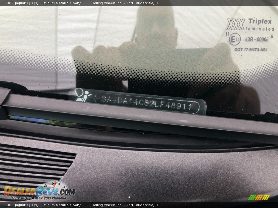 2002 Jaguar XJ XJ8 Platinum Metallic / Ivory Photo #23